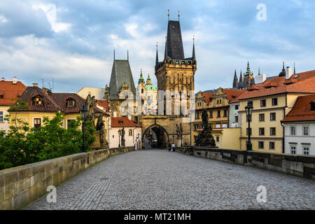 Blick auf die neue Stadt, Brücke, Turm der Karlsbrücke in der Morgendämmerung in Prag, Tschechische Republik Stockfoto