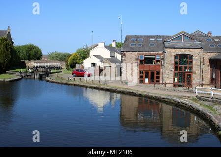 Nova Scotia Wharf in Blackburn, Lancashire am Leeds und Liverpool canal mit dem Bob Watts Gebäude auf der rechten Seite des Canal Leinpfad. Stockfoto