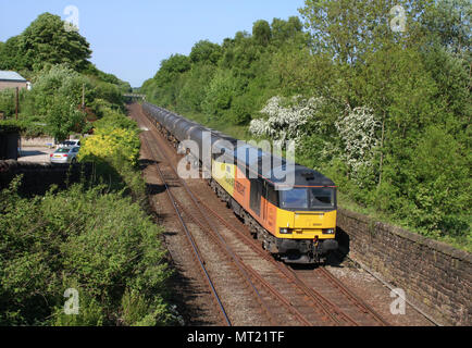 Class 60 diesel-elektrischen Lokomotive namens CLIC Sargent, in Colas Rail Freight orange und gelbe Lackierung in der Nähe von Cherry Tree mit einem trainload von Öltanks. Stockfoto