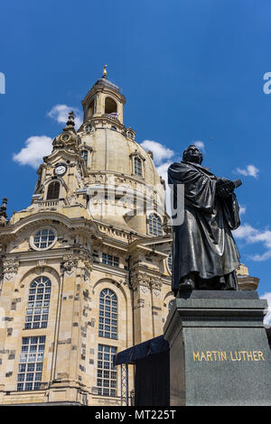 DRESDEN, Deutschland - 21. Mai 2018: Martin Luther Denkmal Statue in der Nähe der restaurierten Frauenkirche. Stockfoto