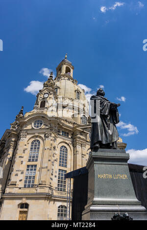 DRESDEN, Deutschland - 21. Mai 2018: Martin Luther Denkmal Statue in der Nähe der restaurierten Frauenkirche. Stockfoto