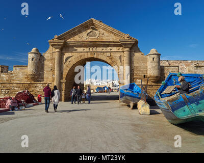 Hafenstadt Essaouira, einem alten Steinbogen, Wände aus Stein, im Vordergrund liegen invertiert Boote, Marokko. Stockfoto