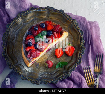 Käsekuchen von Hüttenkäse und frische Erdbeeren auf einer Platte, Ansicht von oben Stockfoto