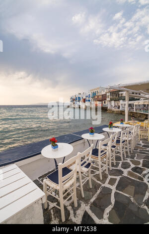 MYKONOS, Griechenland - Mai 2018: Sonnenuntergang Blick von der embarkment Cafe von Klein Venedig in Chora Mykonos Stadt, Griechenland Stockfoto