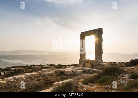 Blick über die Ruinen der alten Marmor Tür denkmal Portara bei Sonnenuntergang in Naxos, Griechenland. Stockfoto