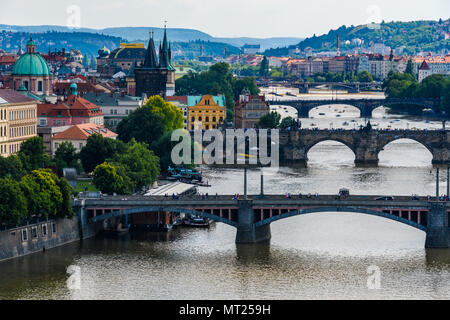 Antenne in der Nähe der Karlsbrücke und andere Brücken auf der Vlatava River von letna Garten in Prag, Tschechische Republik Stockfoto