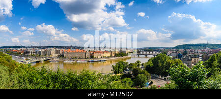 Antenne Panoramablick auf die Altstadt und die Vlatava River von letna Garten in Prag, Tschechische Republik Stockfoto