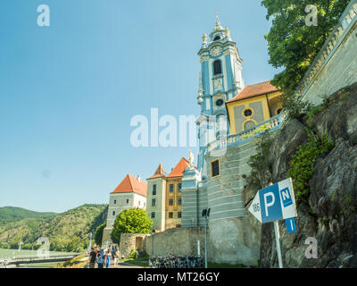 Die blauen Pfarrei Abteikirche in Durnstein, auf der Donau, Wachau, Österreich. Stockfoto