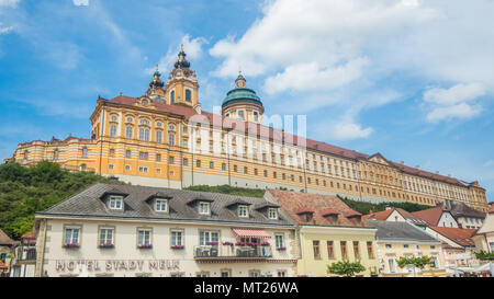 Stift Melk, eine Benediktinerabtei hoch über der Stadt Melk an der Donau in der Nähe der Wachau in Niederösterreich. Stockfoto