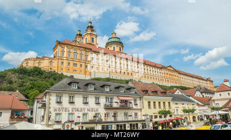 Stift Melk, eine Benediktinerabtei hoch über der Stadt Melk an der Donau in der Nähe der Wachau in Niederösterreich. Stockfoto