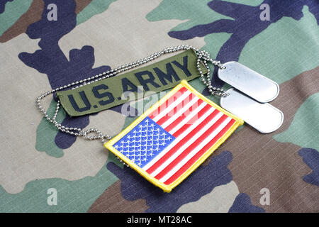 Kiew, Ukraine - Juni 6, 2015. Zweigniederlassung der US Army Band, Flag Patch und Dog Tags auf Woodland camouflage einheitliche Stockfoto