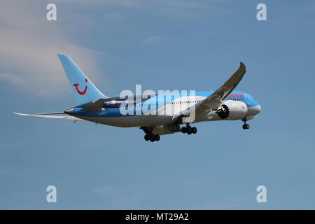 G-TUIA "Living the Dream", eine Boeing 787 Dreamliner von Thomson Airways, am Internationalen Flughafen Prestwick, Ayrshire. Stockfoto