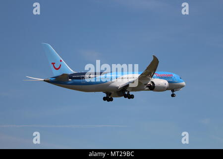 G-TUIA "Living the Dream", eine Boeing 787 Dreamliner von Thomson Airways, am Internationalen Flughafen Prestwick, Ayrshire. Stockfoto