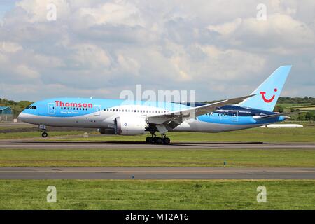 G-TUIA "Living the Dream", eine Boeing 787 Dreamliner von Thomson Airways, am Internationalen Flughafen Prestwick, Ayrshire. Stockfoto