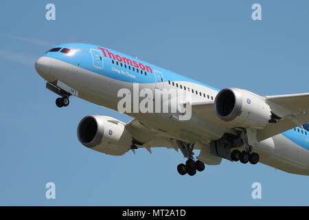 G-TUIA "Living the Dream", eine Boeing 787 Dreamliner von Thomson Airways, am Internationalen Flughafen Prestwick, Ayrshire. Stockfoto