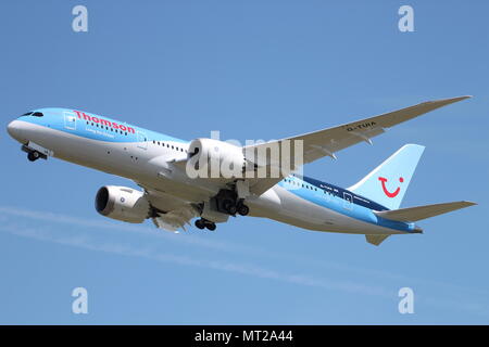 G-TUIA "Living the Dream", eine Boeing 787 Dreamliner von Thomson Airways, am Internationalen Flughafen Prestwick, Ayrshire. Stockfoto