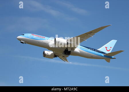 G-TUIA "Living the Dream", eine Boeing 787 Dreamliner von Thomson Airways, am Internationalen Flughafen Prestwick, Ayrshire. Stockfoto