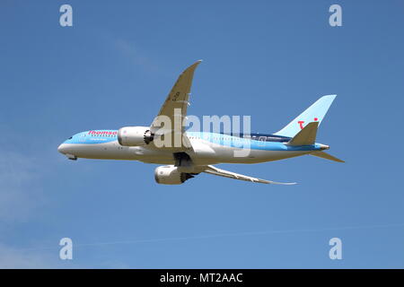 G-TUIA "Living the Dream", eine Boeing 787 Dreamliner von Thomson Airways, am Internationalen Flughafen Prestwick, Ayrshire. Stockfoto