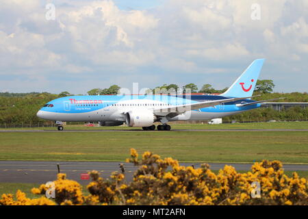 G-TUIA "Living the Dream", eine Boeing 787 Dreamliner von Thomson Airways, am Internationalen Flughafen Prestwick, Ayrshire. Stockfoto