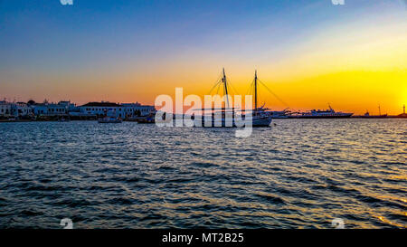 Santorini ist eine griechische Insel mit den meisten Unsympathisch Sonnenuntergang, kristallklares Wasser und schöne Strände. Stockfoto