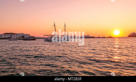 Santorini ist eine griechische Insel mit den meisten Unsympathisch Sonnenuntergang, kristallklares Wasser und schöne Strände. Stockfoto