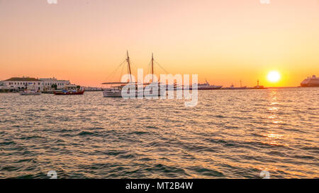 Santorini ist eine griechische Insel mit den meisten Unsympathisch Sonnenuntergang, kristallklares Wasser und schöne Strände. Stockfoto