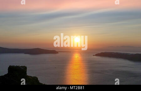 Santorini ist eine griechische Insel mit den meisten Unsympathisch Sonnenuntergang, kristallklares Wasser und schöne Strände. Stockfoto