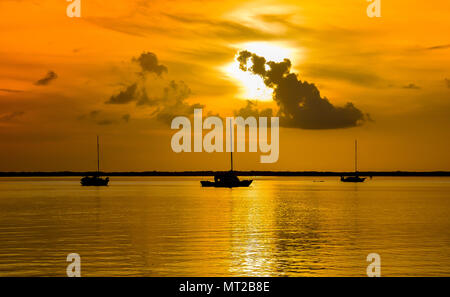 Santorini ist eine griechische Insel mit den meisten Unsympathisch Sonnenuntergang, kristallklares Wasser und schöne Strände. Stockfoto