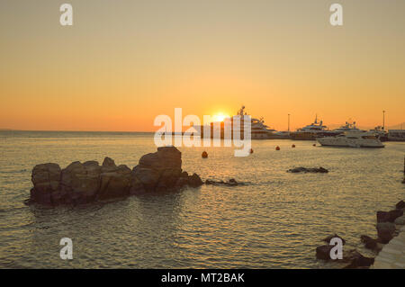 Santorini ist eine griechische Insel mit den meisten Unsympathisch Sonnenuntergang, kristallklares Wasser und schöne Strände. Stockfoto