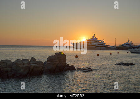 Santorini ist eine griechische Insel mit den meisten Unsympathisch Sonnenuntergang, kristallklares Wasser und schöne Strände. Stockfoto