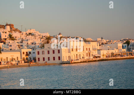 Santorini ist eine griechische Insel mit den meisten Unsympathisch Sonnenuntergang, kristallklares Wasser und schöne Strände. Stockfoto