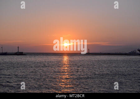 Santorini ist eine griechische Insel mit den meisten Unsympathisch Sonnenuntergang, kristallklares Wasser und schöne Strände. Stockfoto