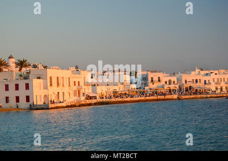 Santorini ist eine griechische Insel mit den meisten Unsympathisch Sonnenuntergang, kristallklares Wasser und schöne Strände. Stockfoto