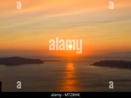 Santorini ist eine griechische Insel mit den meisten Unsympathisch Sonnenuntergang, kristallklares Wasser und schöne Strände. Stockfoto