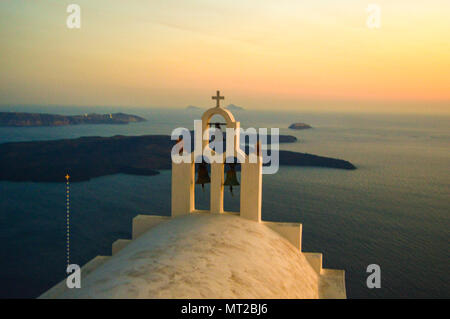 Santorini ist eine griechische Insel mit den meisten Unsympathisch Sonnenuntergang, kristallklares Wasser und schöne Strände. Stockfoto