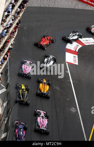 Monte Carlo, Monaco. 27. Mai, 2018. Motorsport: FIA Formel Eins-Weltmeisterschaft 2018, Grand Prix von Monaco, Start, #44 Lewis Hamilton (GBR, MERCEDES AMG PETRONAS Motorsport), #7 Kimi Räikkönen (FIN, Scuderia Ferrari), #77 Valtteri Bottas (FIN, MERCEDES AMG PETRONAS Motorsport), #31 Esteban Ocon (FRA, Sahara Force India F1 Team), #14 Fernando Alonso (ESP, McLaren F1 Team), #27 Nico Hulkenberg (GER, Renault Sport Formel-1-Team), #11 Sergio Perez (MEX, Sahara Force India F1 Team), 27.05.2018. | Verwendung der weltweiten Kredit: dpa/Alamy leben Nachrichten Stockfoto