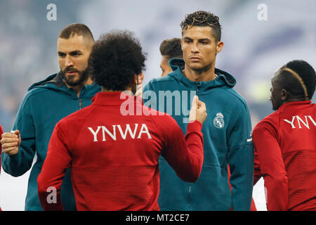 Cristiano Ronaldo von Real Madrid und Mohamed Salah von Liverpool schütteln sich die Hände vor dem UEFA Champions League Finale zwischen Real Madrid und Liverpool an olimpiyskiy National Sports Complex am 26. Mai 2018 in Kiew, Ukraine. (Foto von Daniel Chesterton/phcimages.com) Stockfoto