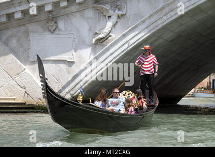 Venedig, Italien. 27. Mai, 2018. Die Leute, die eine Gondelfahrt auf dem Canal Grande (Canale Grande) in der Nähe der Rialtobrücke in Venedig, Italien von einem Wassertaxi in der Mitte des Canal Grande (Canal Grande) während der mittagsstunde am Sonntag, den 27. Mai 2018. Quelle: Ron Sachs/CNP Credit: Ron Sachs/CNP/ZUMA Draht/Alamy leben Nachrichten Stockfoto