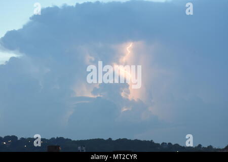 London, Großbritannien. 27. Mai 2018. Zweiten Tag der Gewitter leuchtet der Himmel über London mit mehr Blitz als Bank Holiday fort. Schrauben der Blitz und bis in die Wolken rissen auf, was die Mutter aller Gewitter genannt wird. Die Temperatur liegt derzeit bei rund 20 Grad und wird vorausgesagt, 29 Morgen zu erreichen, so dass wir erwarten können mehr Blitz und Donner in der gesamten Bank Holiday zu erhalten. Credit: Ricardo Maynard/Alamy leben Nachrichten Stockfoto