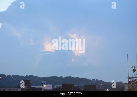 London, Großbritannien. 27. Mai 2018. Zweiten Tag der Gewitter leuchtet der Himmel über London mit mehr Blitz als Bank Holiday fort. Schrauben der Blitz und bis in die Wolken rissen auf, was die Mutter aller Gewitter genannt wird. Die Temperatur liegt derzeit bei rund 20 Grad und wird vorausgesagt, 29 Morgen zu erreichen, so dass wir erwarten können mehr Blitz und Donner in der gesamten Bank Holiday zu erhalten. Credit: Ricardo Maynard/Alamy leben Nachrichten Stockfoto