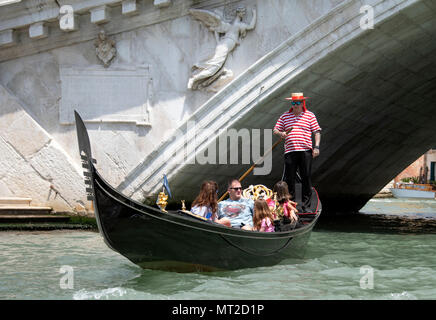 Venedig, Italien. 27. Mai, 2018. Die Leute, die eine Gondelfahrt auf dem Canal Grande (Canale Grande) in der Nähe der Rialtobrücke in Venedig, Italien von einem Wassertaxi in der Mitte des Canal Grande (Canal Grande) während der mittagsstunde am Sonntag, den 27. Mai 2018. Credit: Ron Sachs/CNP | Verwendung der weltweiten Kredit: dpa/Alamy leben Nachrichten Stockfoto