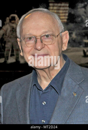 Foto des früheren Astronauten Alan L. Bean, ein Veteran von Apollo 12, der vierte Mann auf dem Mond zu gehen, und der Kommandant der zweiten Skylab Mission, an der National Air und Space Museum in Washington, DC am Freitag, 17. Juli 2009. Bean verstorben 26. Mai an einem Krankenhaus in Houston, Texas. Er war 86. Credit: Ron Sachs/CNP | Verwendung weltweit Stockfoto