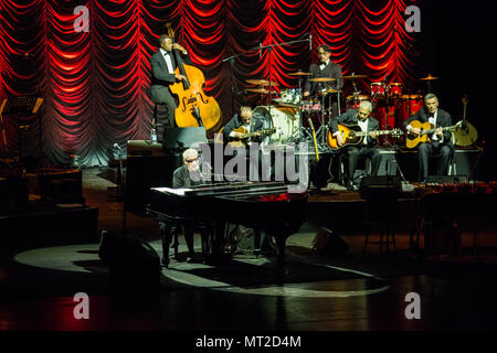 Lugano Schweiz. 27. Mai 2018. Der italienische Sänger und Songwriter Paolo Conte mit Orchester führt live auf der Bühne am Lac Theater. Credit: Rodolfo Sassano/Alamy leben Nachrichten Stockfoto