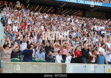 London, Großbritannien. 27. Mai 2018. Zuschauer tun ein 'Mexican Welle' während der Barbaren V England Killik Pokalspiel bei Twickenham Stadium, London, UK. Quelle: Michael Preston/Alamy leben Nachrichten Stockfoto