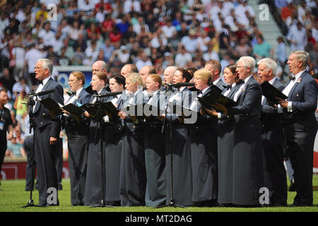 London, Großbritannien. 27. Mai 2018. Ein Chor singt auf dem Spielfeld in Twickenham Stadium kurz vor den Barbaren V England Killik Pokalspiel bei Twickenham Stadium, London, UK. Quelle: Michael Preston/Alamy leben Nachrichten Stockfoto