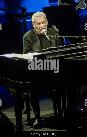 Lugano Schweiz. 27. Mai 2018. Der italienische Sänger und Songwriter Paolo Conte mit Orchester führt live auf der Bühne am Lac Theater. Credit: Rodolfo Sassano/Alamy leben Nachrichten Stockfoto