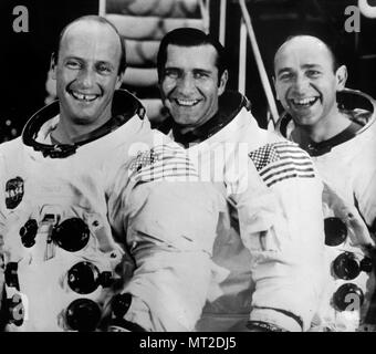 ALAN BEAN (März 15, 1932 - Mai 26, 2018) war ein US-amerikanischer Marineoffizier und Naval aviator, Aeronautical Engineer, Testpilot, und der NASA-Astronaut; er war die vierte Person auf dem Mond zu spazieren. Er war ein Astronaut der NASA zu werden im Jahr 1963 ausgewählt. Er machte seinen ersten Flug in den Weltraum an Bord der Apollo 12, der zweite bemannte Mission auf dem Mond zu landen, der 1969 im Alter von 37. Er bildete seinen zweiten und letzten Flug in den Weltraum auf der Skylab 3-Mission im Jahr 1973. Er zog sich von der United States Navy im Jahr 1975 und von der NASA im Jahre 1981. Im Bild: Dez. 15, 1969 - Kennedy Space Center, Florida, USA - Apollo 12 astronau Stockfoto