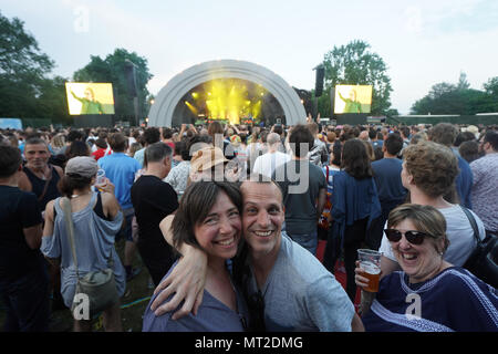 London, Großbritannien. 27. Mai 2018. Publikumsrenner auf der alle Punkte im Osten Music Festival im Victoria Park, East London. Foto: Roger Garfield/Alamy Stockfoto