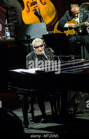 Lugano Schweiz. 27. Mai 2018. Der italienische Sänger und Songwriter Paolo Conte mit Orchester führt live auf der Bühne am Lac Theater. Credit: Rodolfo Sassano/Alamy leben Nachrichten Stockfoto