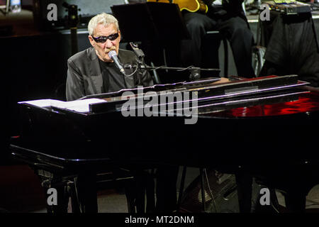 Lugano Schweiz. 27. Mai 2018. Der italienische Sänger und Songwriter Paolo Conte mit Orchester führt live auf der Bühne am Lac Theater. Credit: Rodolfo Sassano/Alamy leben Nachrichten Stockfoto